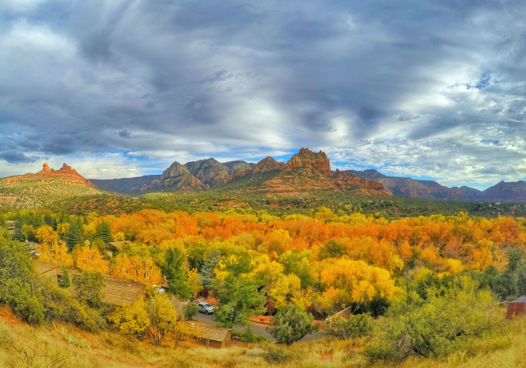 sedona arizona with fall folliage leaves