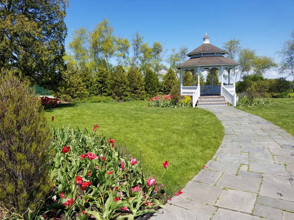wedding gazebo at Mission Point Lawn mackinac island michigan